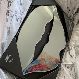 Lip shape mirror